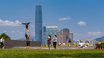 除了展示壮丽的海港景色，公园的草地和平台亦提供充足和舒适的空间进行户外运动。